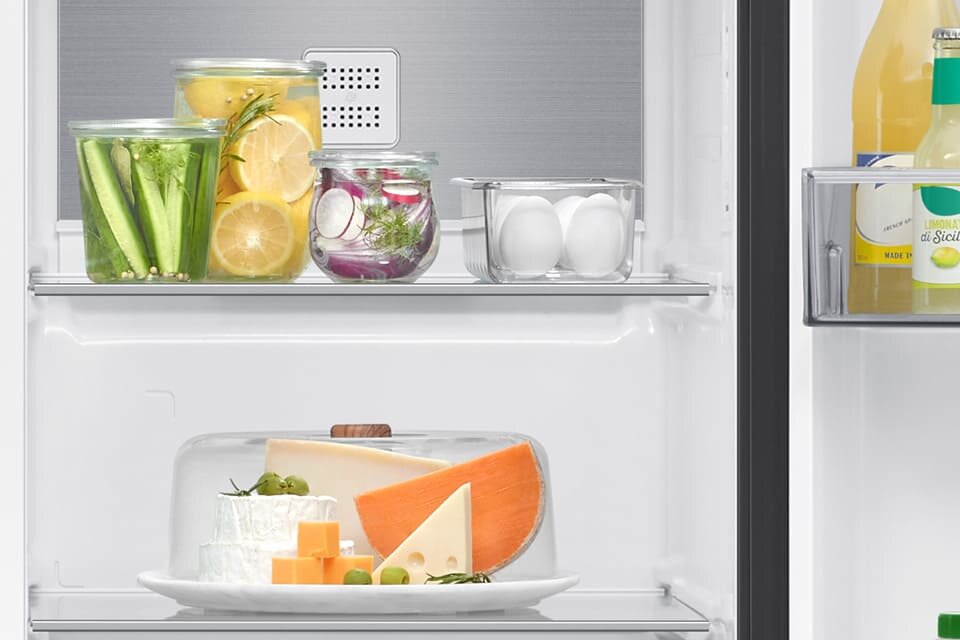 Lodówka Samsung RS70F64KEBEO wyposażona w wytrzymałe półki z hartowanego szkła