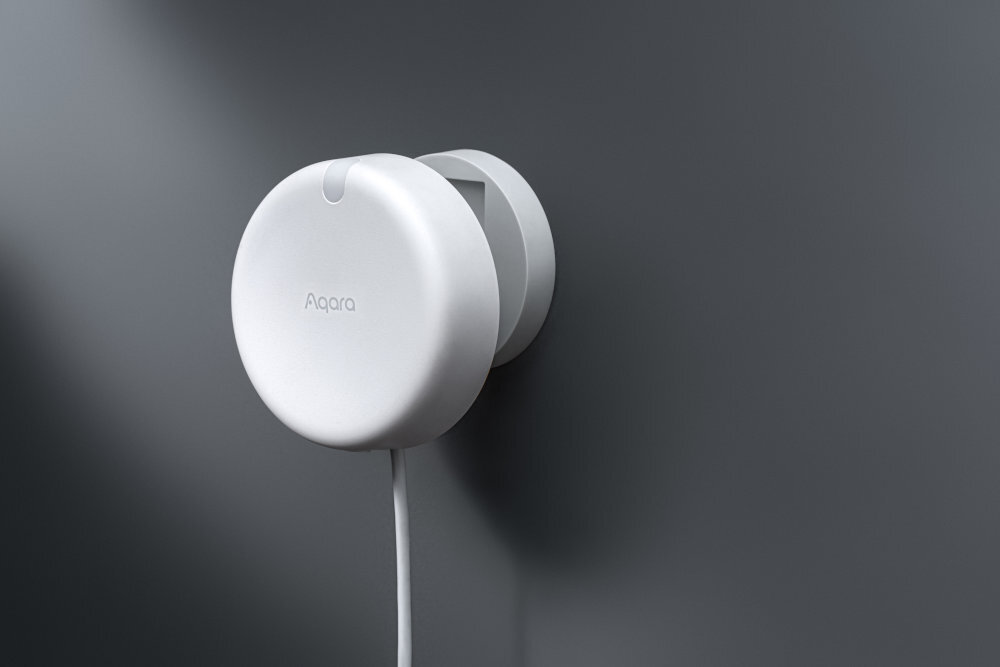 AQARA Presence FP2 czujnik powieszony na ścianie