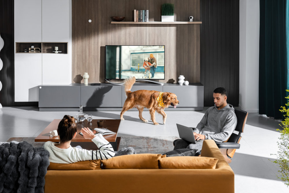 AQARA Presence FP2 jednoczesne wykrywanie obecności do 5 osób (z dokładnością maksymalną do 3 osób) automatyzacji domowej bezpieczeństwa optymalizacji zużycia energii systemów ogrzewania i chłodzenia - zdjęcie salonu z psem i dwiema osobami
