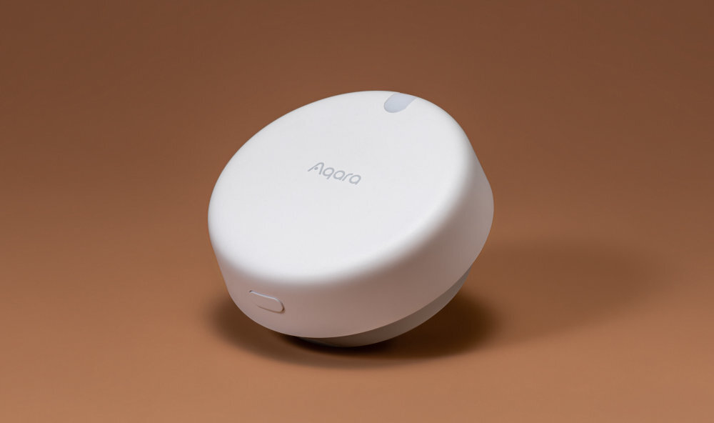 AQARA Presence FP2 aktywując tryb wykrywania upadku aplikacji - czujnik na brązowym tle