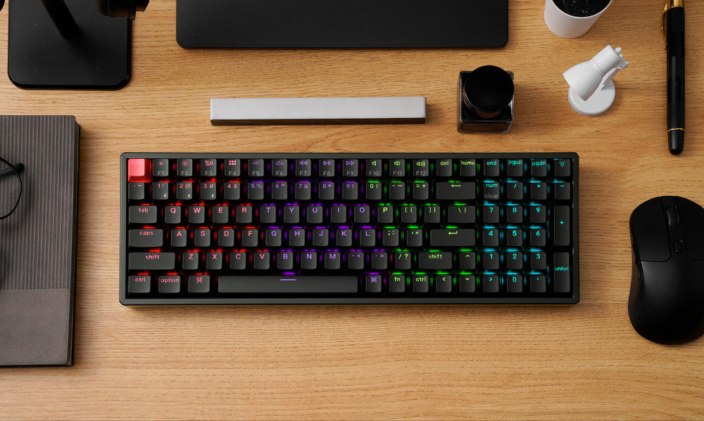 KEYCHRON K4 v3 Białe podświetlenie poprawia czytelność klawiszy ciemnych pomieszczeniach