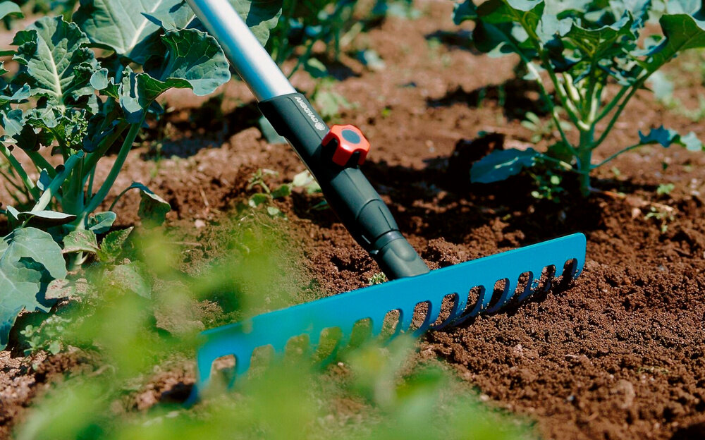 Grabie GARDENA 3178-20 do trawy z wysokiej jakosci stali trwalosc odpornosc na odkszalcenia powloka z duroplastu ochrona przes rdza wilgocia uszkodzeniami mechanicznymi 14 mocnych zebow szerokosc robocza 36 cm