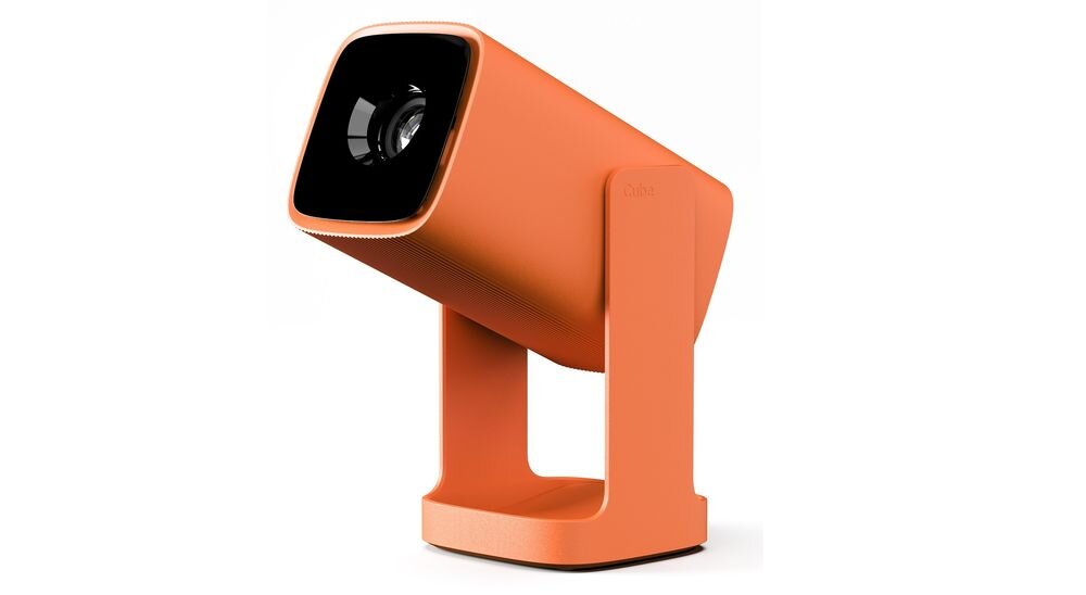 Pomarańczowy projektor o nowoczesnym designie z widocznym obiektywem z przodu. Projektor jest umieszczony na podstawie, a na jego boku znajduje się napis \'WANBO\'.