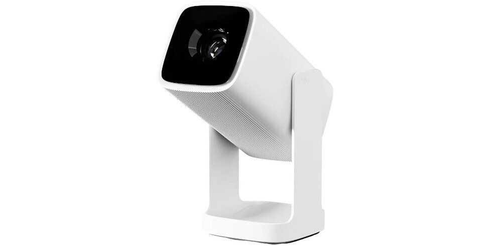 Na obrazie widoczny jest biały projektor o nowoczesnym designie, umieszczony na stojaku. Projektor ma czarny panel z przodu, gdzie znajduje się soczewka.