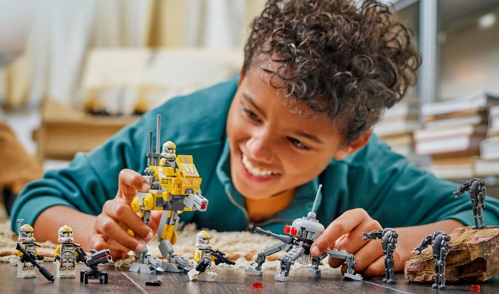 LEGO 75431 Star Wars Zestaw bitewny — żołnierze-klony z 327. korpusu galaktycznego  Gwiezdne Wojny: Zemsta Sithów cztery minifigurki LEGO Star Wars żołnierzy-klonów