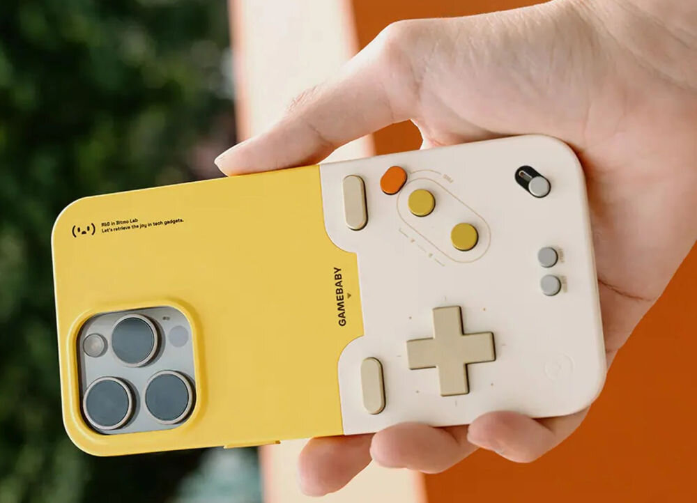 GameBaby etui z kontrolerem iPhone Smartfon iPhone w żółtej obudowie z założonym dolnym modułem GameBaby od Bitmo Lab, zmieniającym telefon w konsolę retro. Na ekranie widoczna godzina 17:49 oraz interfejs emulatora dopasowany do fizycznych przycisków.