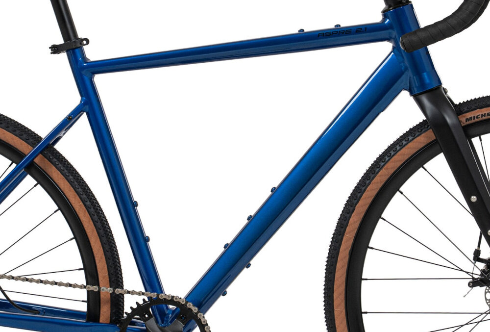 Obraz przedstawia niebieską ramę roweru gravel z widocznym napisem \'Aspre 2.1\'. Opony mają brązowe boki, a na widelcu widoczny jest napis \'MICHELIN\'.