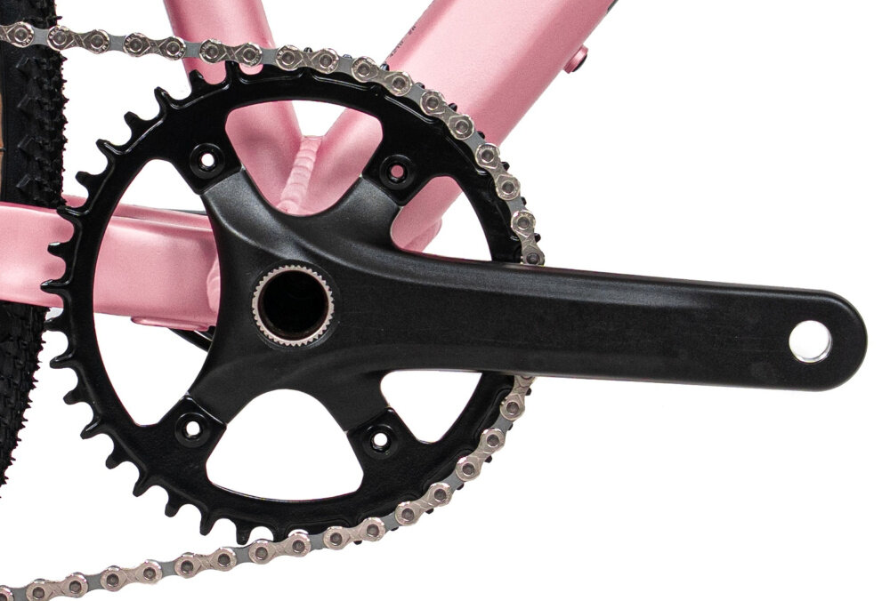 Rower gravel ROMET Aspre 2.1 U18 28 cali Różowy zbliżenie na korbę i kasetę białe tło korba Prowheel RPL-FD16S z pojedynczą tarczą 40T kaseta MicroSHIFT Sword CS-104 o zakresie przełożeń 11–48T wkład suportu ROMET do jazdy po zróżnicowanych trasach dopasowanie kadencji do terenu solidny suport wspiera płynne przenoszenie mocy
