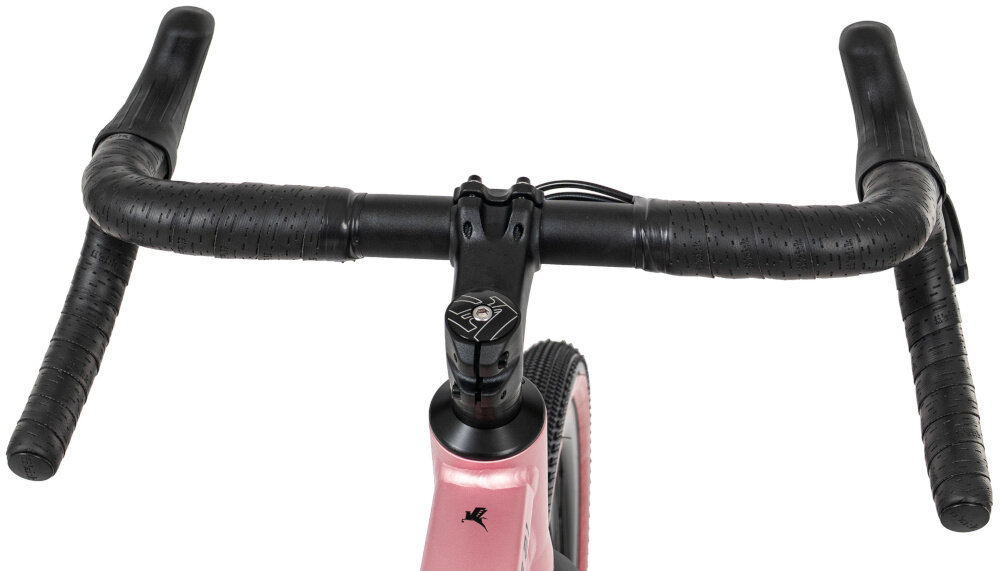 Rower gravel ROMET Aspre 2.1 U18 28 cali Różowy kierownica na białym tle widoczna od przodu białe tło aluminiowa kierownica RMT Components o szerokości 420 mm wspornik TranzX typu JD-ST338A 70 mm stabilne prowadzenie wspiera kontrolę nad rowerem aluminium oferuje korzystny stosunek sztywności do masy stabilne przenoszenie sił sterujących