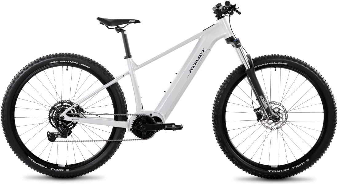 Rower elektryczny ROMET E-Mustang 1.0 U17 29 cali Srebrny Grafitowy rower elektryczny z napisem \'ROMET\' na ramie, wyposażony w grube opony i amortyzowany widelec.