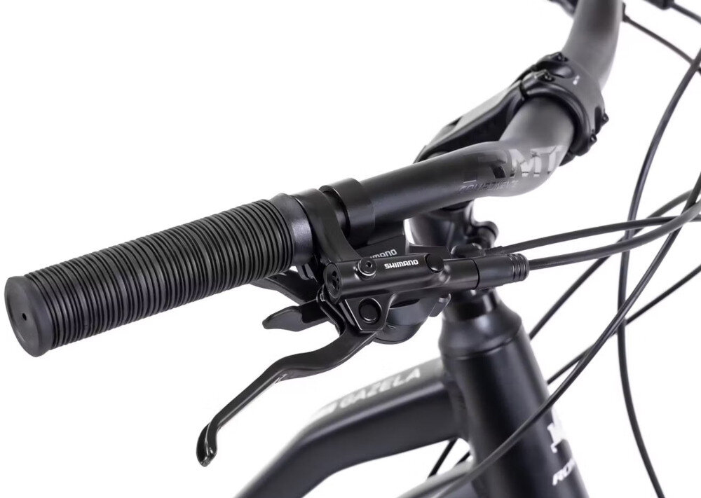 Rower trekkingowy ROMET Gazela 3.0 D19 28 cali Czarny kierownica zbliżenie na uchwyt aluminiowa kierownicę marki RMT o wymiarach 640 X 31,8 mm aluminiowy wspornik marki ROMET o wymiarach 85 x 31,8 mm stabilność i precyzję prowadzenia antypoślizgowe uchwyty