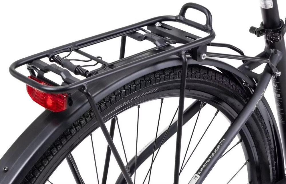 Rower trekkingowy ROMET Gazela 3.0 D19 28 cali Czarny bagażnik na białym tle praktyczny bagażnik o solidnej konstrukcji wygodny i bezpieczny montaż dodatkowych akcesoriów składana stopka zamontowana w centralnym punkcie ciężkości stabilność podczas postoju