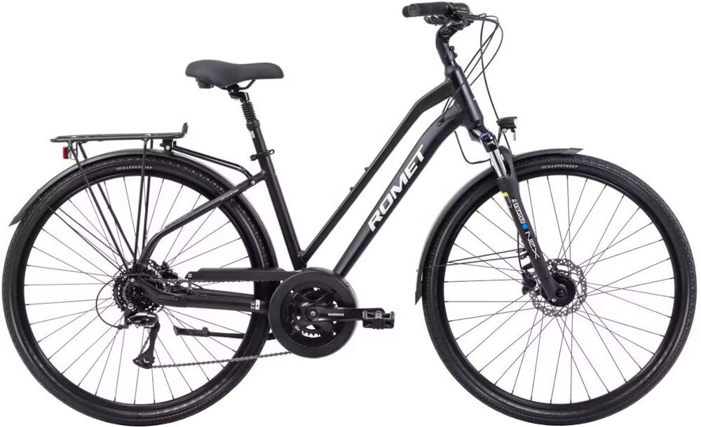 Rower trekkingowy ROMET Gazela 3.0 D19 28 cali Czarny rower na białym tle widoczny z boku solidne błotniki osłona łańcucha chronią ubranie przed błotem, wodą i zabrudzeniami ułatwiają też utrzymanie roweru w czystości komfort codziennych dojazdów i rekreacyjnych wycieczek