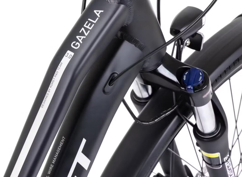 Rower trekkingowy ROMET Gazela 3.0 D19 28 cali Czarny zbliżenie na ramę 19-calowa aluminiowa rama rower jest bardzo zwinny lekki (waga 17,8 kg) łatwo podnieść go odporny na korozję wybór rozmiaru ramy Twój wzrost mierzony w zrelaksowanej pozycji typ roweru dla osób o wzroście od 170 do 188 cm