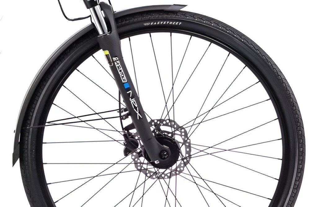 Rower trekkingowy ROMET Gazela 3.0 D19 28 cali Czarny zbliżenie na przednie koło rozmiar koła 28 cali łatwo jest pokonać różne przeszkody duży kontakt koła z podłożem szerokie opony marki VEE TIRE aluminiowe obręcze stabilne trzymanie opony regularne sprawdzanie ciśnienia powietrza wartość na bocznej części opony