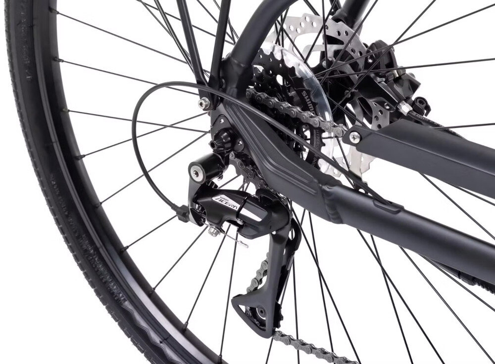 Rower trekkingowy ROMET Gazela 3.0 D19 28 cali Czarny zbliżenie na tylną przerzutkę przerzutki marki SHIMANO 16 przełożeń duża wytrzymałość i sprawne działanie przednia przerzutka SHIMANO Tourney tylna SHIMANO Acera precyzyjna praca mechanizmu komfort kontrola