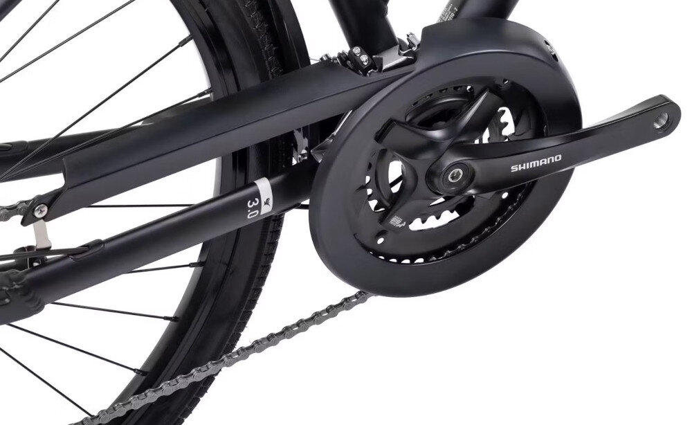 Rower trekkingowy ROMET Gazela 3.0 D19 28 cali Czarny zbliżenie na kasetę i korbę kaseta SHIMANO typu CS-HG31-8 11-34T stalowa korba marki SHIMANO typu FC-TY501 30-46T 170 mm płynną zmianę przełożeń i łatwe dopasowanie siły pedałowania do warunków terenu przyjemność i efektywność