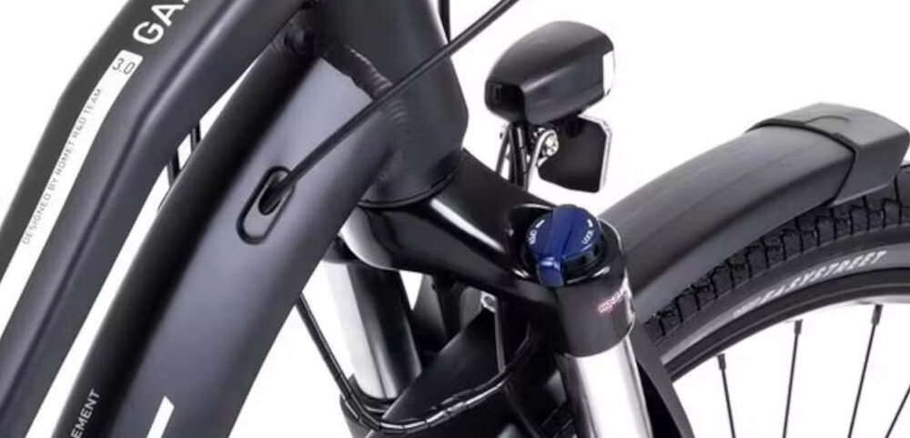 Rower trekkingowy ROMET Gazela 3.0 D19 28 cali Czarny zbliżenie na amortyzator widok z góry rower typu hardtail przedni amortyzator marki SR Suntour typ Nex DS 63 mm Ahead skuteczne tłumienie drgań prosta konstrukcja wygoda bezpieczeństwo