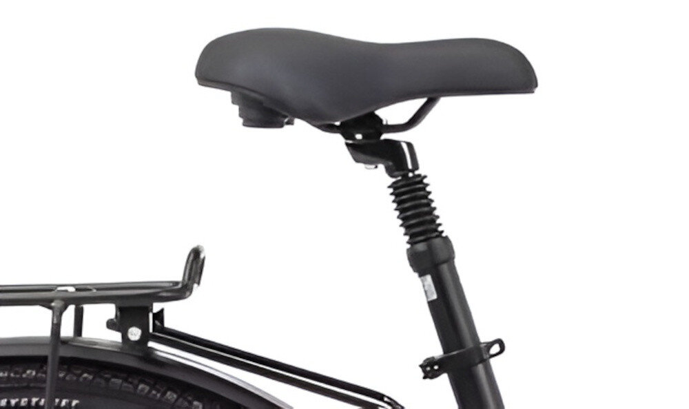 Rower trekkingowy ROMET Gazela 3.0 D19 28 cali Czarny siodełko na białym tle widoczne z boku miękkie okładziny i wygodne siodełko amortyzowana sztyca siodełka bardzo wytrzymała i trwała siodełko marki VADER typu City nie będzie się odkształcało