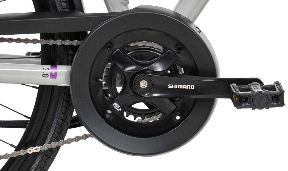 Rower trekkingowy ROMET Gazela 3.0 D19 28 cali Szary zbliżenie na kasetę i korbę kaseta SHIMANO typu CS-HG31-8 11-34T korba SHIMANO typu FC-TY501 30-46T 170 mm płynność pracy układu napędowego swobodne dopasowanie przełożenia do ukształtowania terenu i tempa poruszania się równomierne przenoszenie energii z pedałów na napęd
