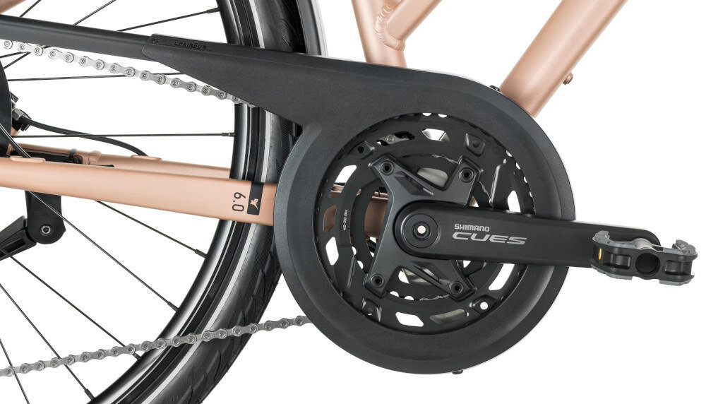 Rower trekkingowy ROMET Gazela 6.0 A D19 28 cali Miedziany zbliżenie na kasetę i korbę kaseta SunRace typu 11-36T stalowa korba marki SHIMANO CUES typu FC‑U6000 46‑30T 170 mm płynną zmianę przełożeń i łatwe dopasowanie siły pedałowania do warunków terenu przyjemność i efektywność