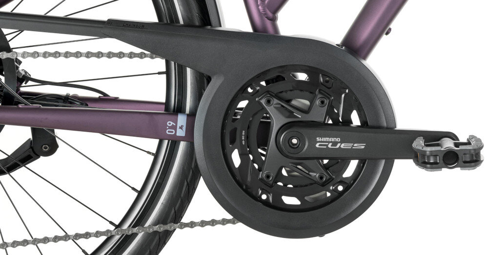 Rower trekkingowy ROMET Gazela 6.0 A D19 28 cali Bordowy zbliżenie na kasetę i korbę kaseta SunRace typu 11-36T stalowa korba marki SHIMANO CUES typu FC‑U6000 46‑30T 170 mm płynną zmianę przełożeń i łatwe dopasowanie siły pedałowania do warunków terenu przyjemność i efektywność
