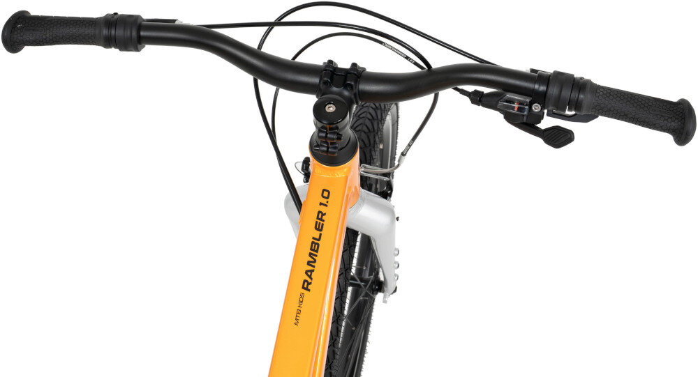 Rower młodzieżowy ROMET Rambler Jr. S13 24 cale dla chłopca Pomarańczowy zbliżenie na kierownicę białe tło aluminiowa kierownica marki ROMET wspiera stabilne prowadzenie lekka wytrzymała konstrukcja antypoślizgowe uchwyty pewny chwyt dłonie są mniej obciążone