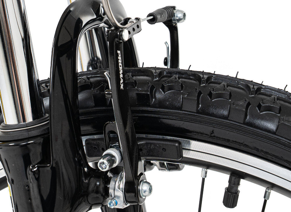 Zbliżenie na przednie koło roweru z widocznym hamulcem typu V-brake z napisem \'PROMAX\'. Opona ma wyraźny bieżnik, a obręcz jest metaliczna.