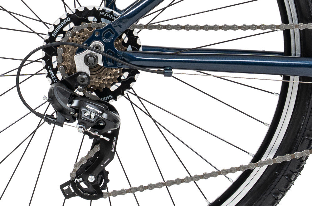 Zdjęcie przedstawia mechanizm przerzutki rowerowej z widocznym napisem \'Shimano\'. Łańcuch jest napięty, a rama roweru ma niebieski kolor.