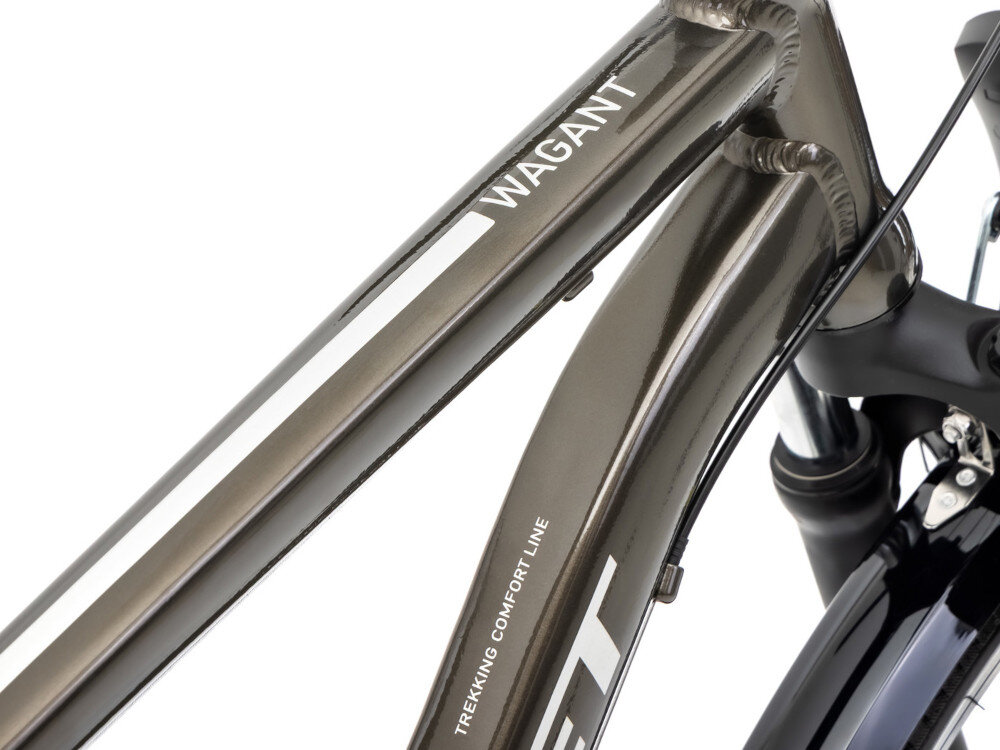 Rower trekkingowy ROMET Wagant M21 28 cali męski Grafitowy zbliżenie na ramę 21-calowa aluminiowa rama rower jest bardzo zwinny lekki (waga 17 kg) łatwo podnieść go odporny na korozję wybór rozmiaru ramy Twój wzrost mierzony w zrelaksowanej pozycji typ roweru dla osób o wzroście od 180 do 190 cm