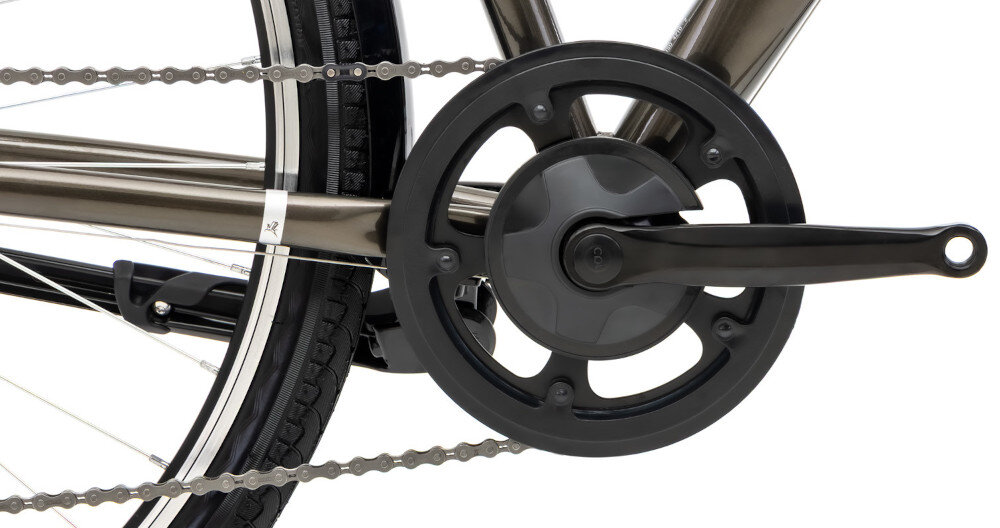 Rower trekkingowy ROMET Wagant M21 28 cali męski Grafitowy zbliżenie na kasetę i korbę kaseta marki ROMET korba marki CYCLONE typu 38T 170 mm płynna zmiana przełożeń i łatwe dopasowanie siły pedałowania do warunków terenu przyjemność i efektywność
