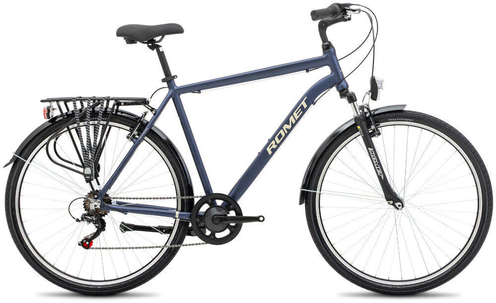 Rower trekkingowy ROMET Wagant M21 28 cali męski Granatowy rower na białym tle widoczny z boku solidne błotniki osłona łańcucha chronią ubranie przed błotem, wodą i zabrudzeniami ułatwiają też utrzymanie roweru w czystości komfort codziennych dojazdów i rekreacyjnych wycieczek