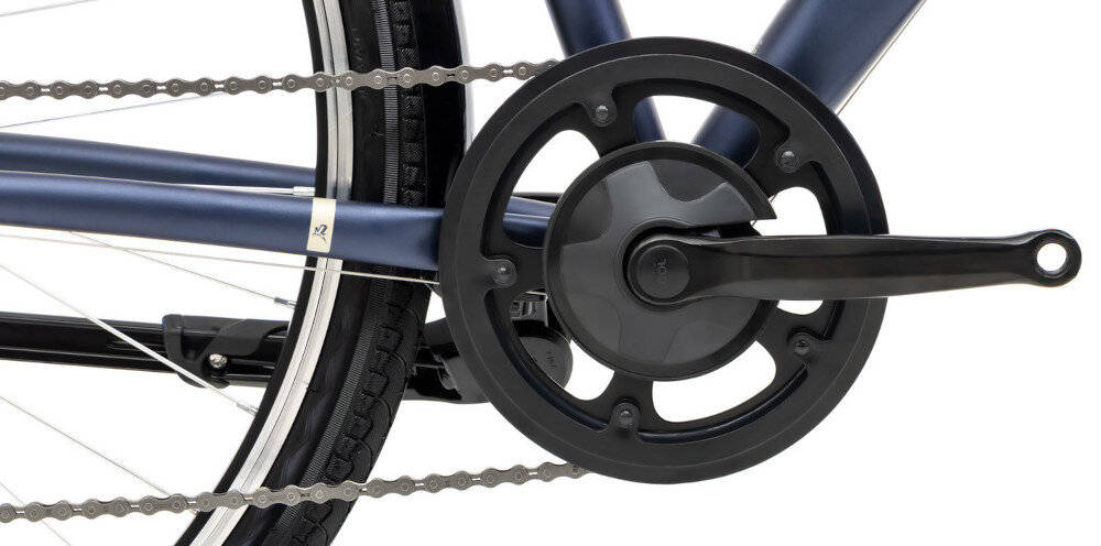 Rower trekkingowy ROMET Wagant M21 28 cali męski Granatowy zbliżenie na kasetę i korbę kaseta marki ROMET korba marki CYCLONE typu 38T 170 mm płynna zmiana przełożeń i łatwe dopasowanie siły pedałowania do warunków terenu przyjemność i efektywność