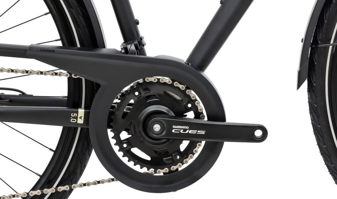 Rower trekkingowy ROMET Wagant 5.0 U19 28 cali Czarny zbliżenie na kasetę i korbę kaseta marki SHIMANO typu FC-U4000 40-26T korba marki Shimano Cues płynna zmiana przełożeń i łatwe dopasowanie siły pedałowania do warunków terenu przyjemność i efektywność