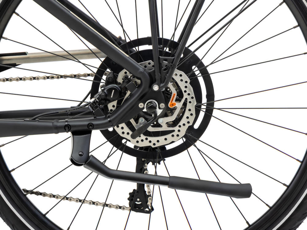 Rower trekkingowy ROMET Wagant 5.0 U21 28 cali Czarny zbliżenie na tylną przerzutkę przerzutki marki SHIMANO 20 przełożeń duża wytrzymałość i sprawne działanie przednie i tylne przerzutki SHIMANO Deore
