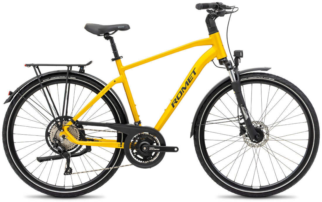 Rower trekkingowy ROMET Wagant 5.0 U21 28 cali Żółty rower na białym tle widoczny z boku solidne błotniki osłona łańcucha chronią ubranie przed błotem, wodą i zabrudzeniami ułatwiają też utrzymanie roweru w czystości komfort codziennych dojazdów i rekreacyjnych wycieczek