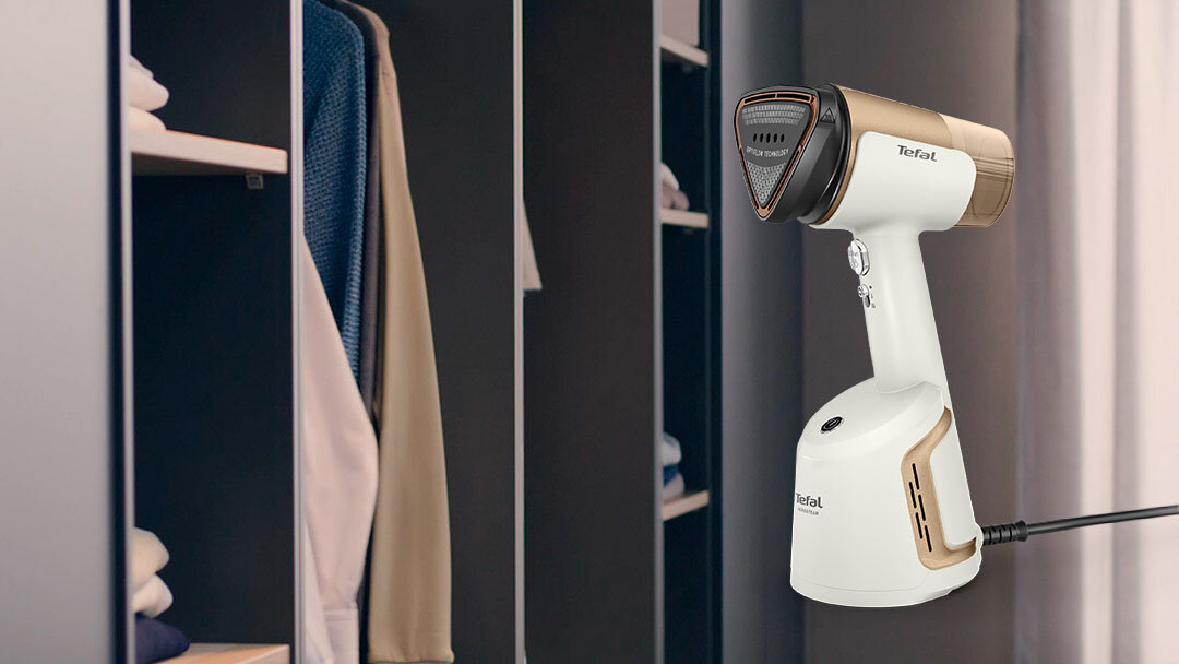 Parownica do ubrań TEFAL DT9820 przy szafie z ubraniami.