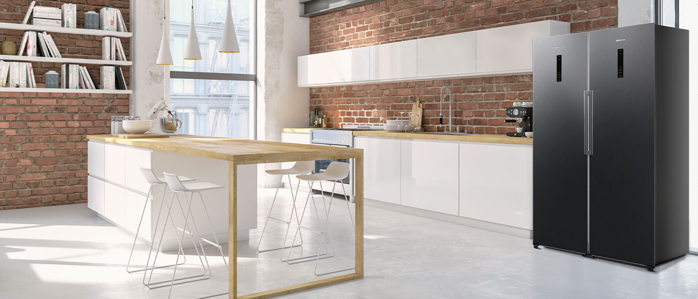 Zestaw urządzeń Samsung TWIN tworzących chłodziarko-zamrażarkę o pojemności 700 litrów został pokazany w minimalistycznym nowoczesnym wnętrzu