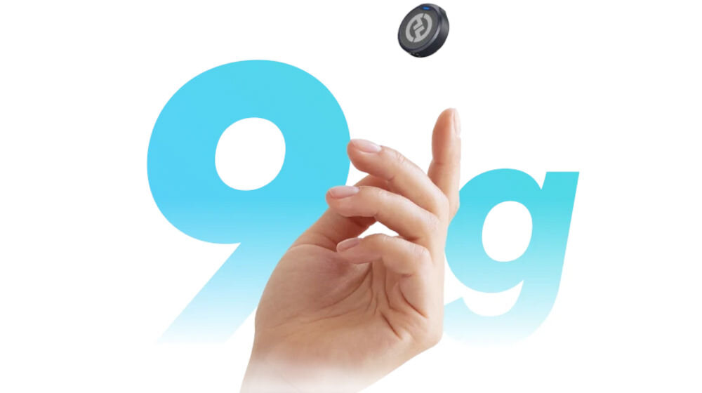 System bezprzewodowy HOLLYLAND Lark M2 Lightning Grafitowy ręka w powietrzu mikrofon za ręką napis 9 g niebieski na białym tle waga mikrofonu mobilność komfort