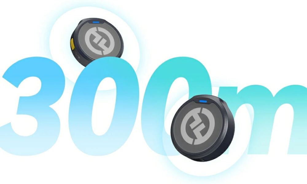 System bezprzewodowy HOLLYLAND Lark M2 Lightning Grafitowy prezentacja mikrofonów napis niebieski 300 m białe tło antena LDS transmisja do 300 metrów nagrania plenerowe