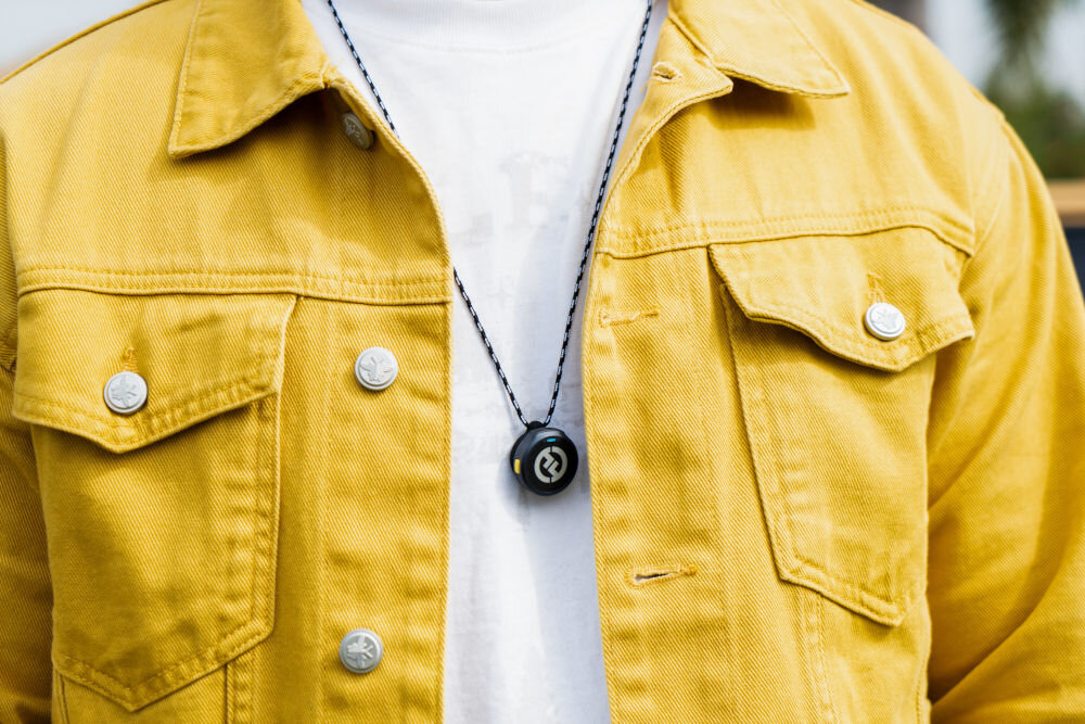 System bezprzewodowy HOLLYLAND Lark M2 Lightning Grafitowy prezentacja mikrofonu założonego na chłopaku na naszyjniku plug&play działa po podłączeniu certyfikat Apple MFi