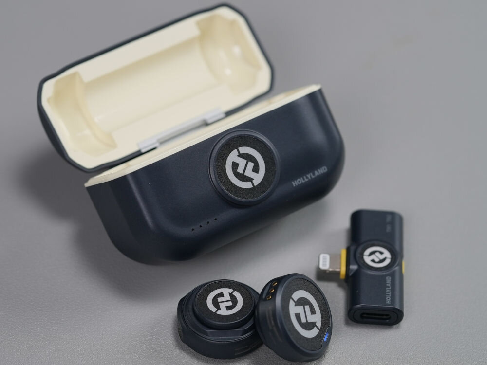System bezprzewodowy HOLLYLAND Lark M2 Lightning Grafitowy prezentacja otwartego etui przed nim elementy zestawu na szarym tle