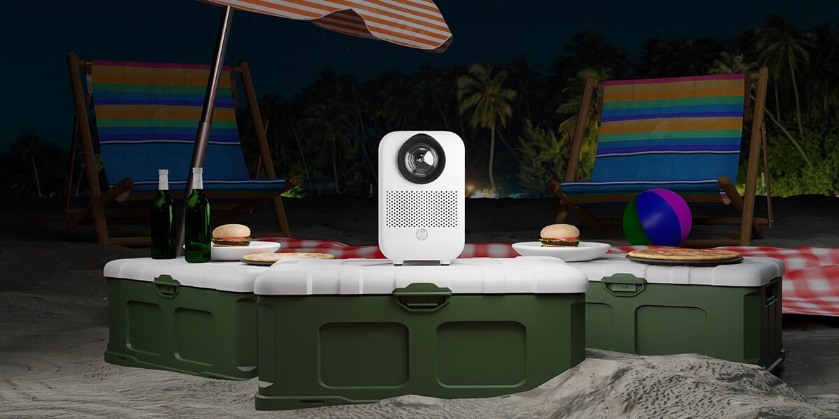 Projektor HP CC180W - Sterowanie z aplikacji, Aplikacja mobilna, sterowanie głośnością, obrazem, źródłem sygnału, projektor stojący na skrzynce na plaży