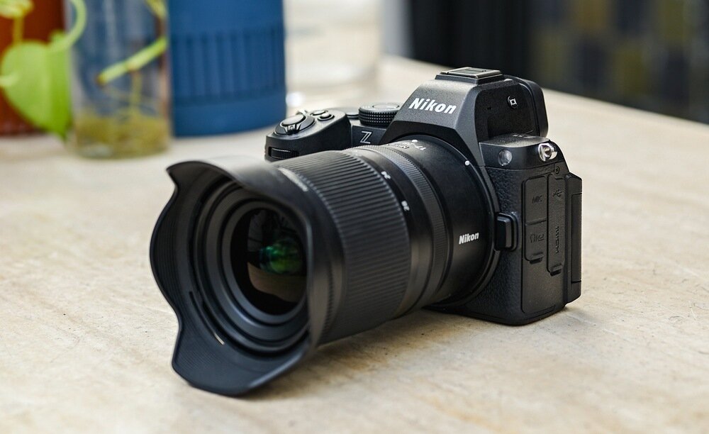 Aparat bezlusterkowy NIKON Z5II na stole w kuchni    