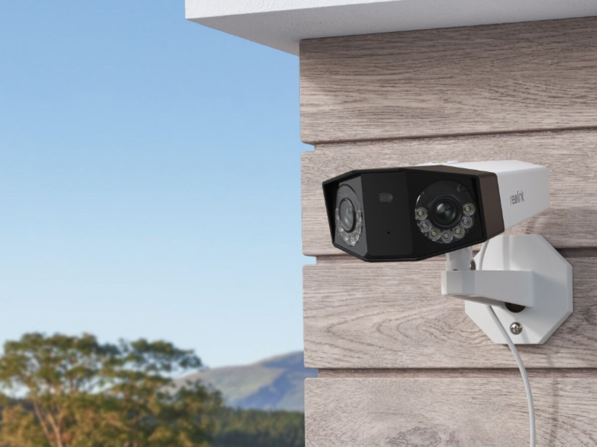 Kamera REOLINK Duo Series P750 - Zachwyć się szczegółowością, kamera przymocowana do elewacji budynku