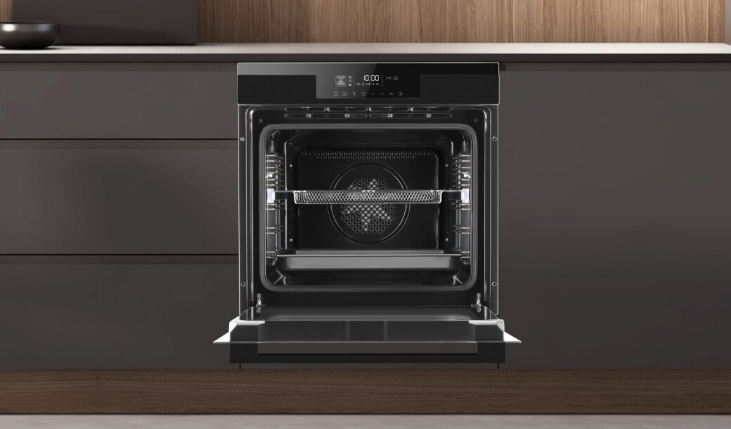 Piekarnik Amica zamknięty na tle ciemnej zabudowy kuchennej bez uchwytów
