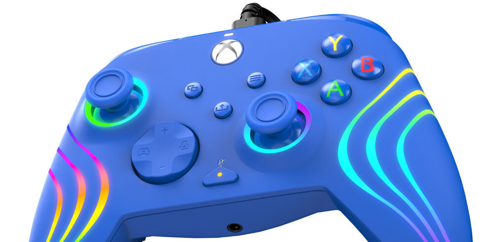 Kontroler PDP Afterglow Wave Xbox S/X/One/PC Niebieski prezentacja kontrolera od przodu pod kątem na białym tle przewodowy kontroler 8 niezależnych stref podświetlania RGB kompozycje świetlne zmienne efekty aplikacja PDP Control Hub etetyka technologia emocje