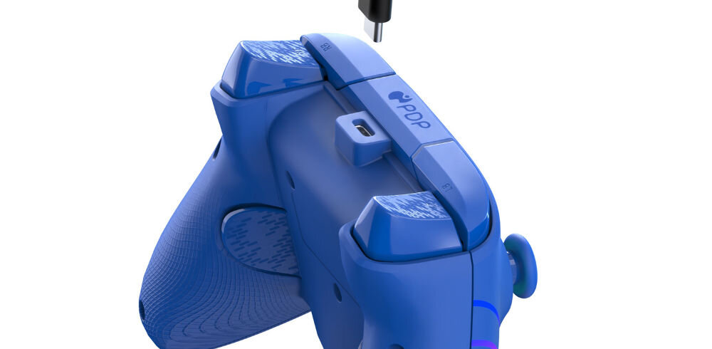 Kontroler PDP Afterglow Wave Xbox S/X/One/PC Niebieski prezentacja pada od boku na białym tle antypoślizgowe tekstury precyzyjnie wyprofilowane uchwyty ergonomiczny kształt przewód USB-A/USB-C długość 2,5 m swoboda