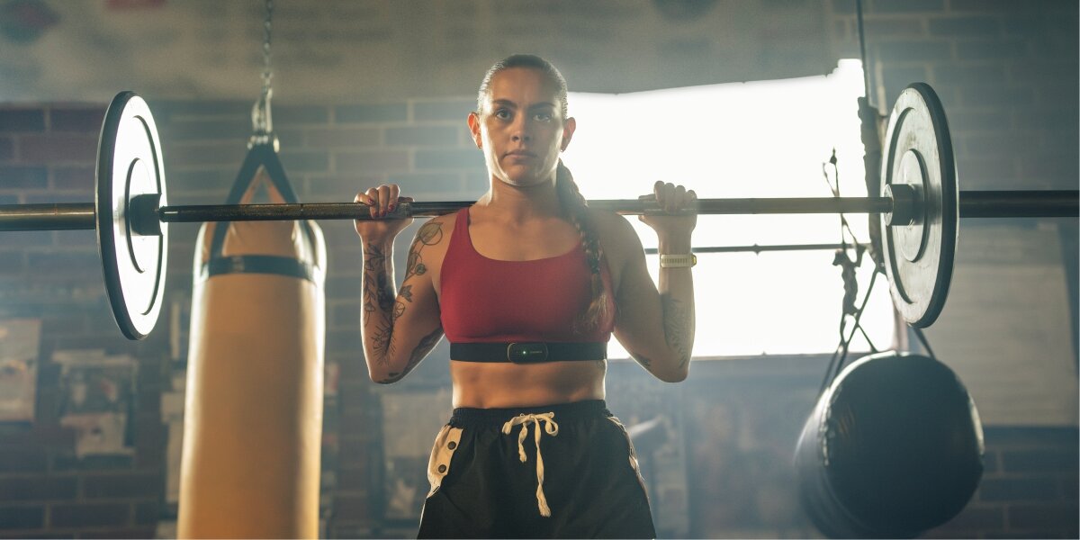 GARMIN HRM 600 - kobieta z założonym pasem z czujnikiem