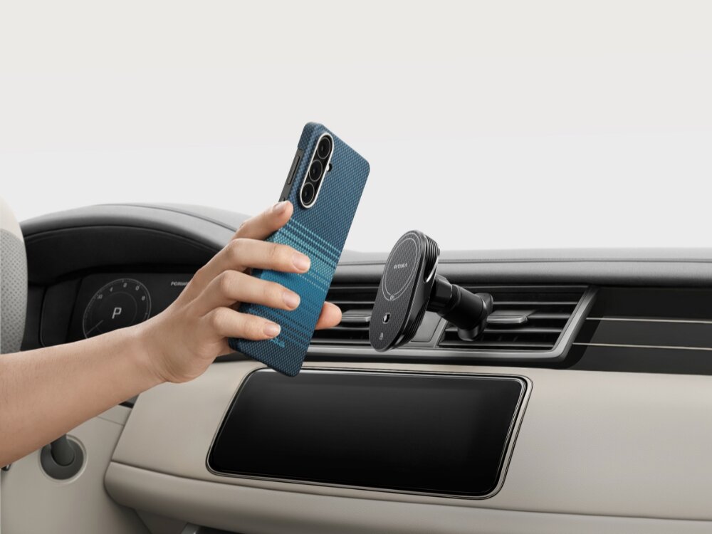Etui PITAKA Ultra-Slim MagSafe Samsung Galaxy S26 - wytrzymałe włókno, nowoczesny splot Ręka przykładająca smartfon w etui Pitaka do magnetycznego uchwytu samochodowego zamontowanego na kratce nawiewu.